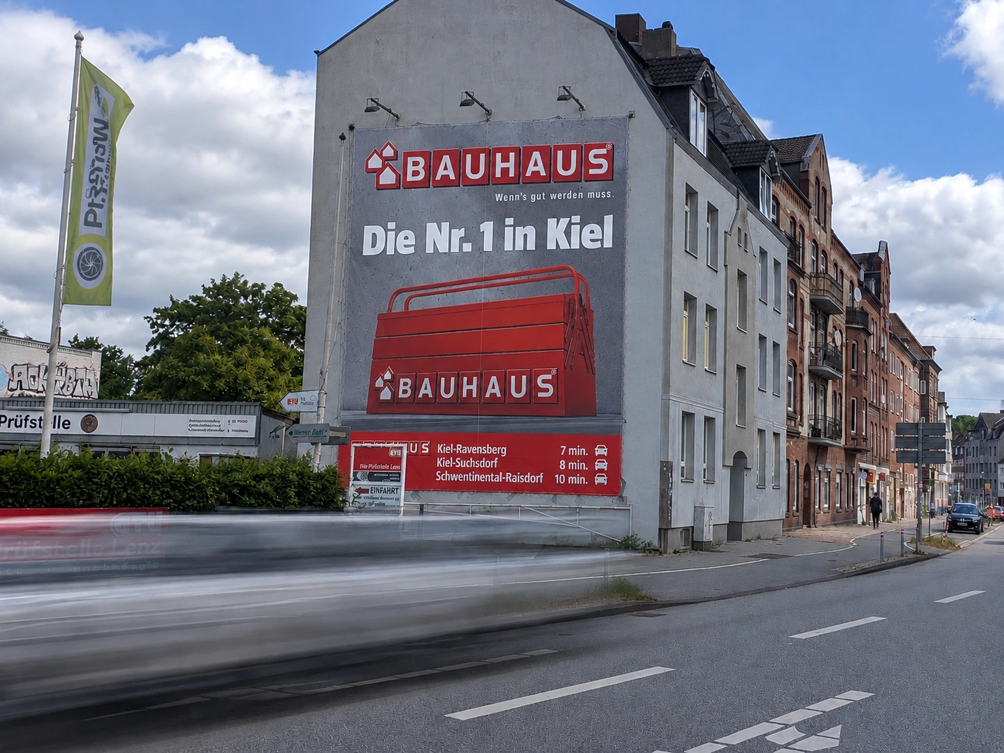 BAUHAUS Riesenposter „Die Nr. 1 in Kiel“ an Giebelwand